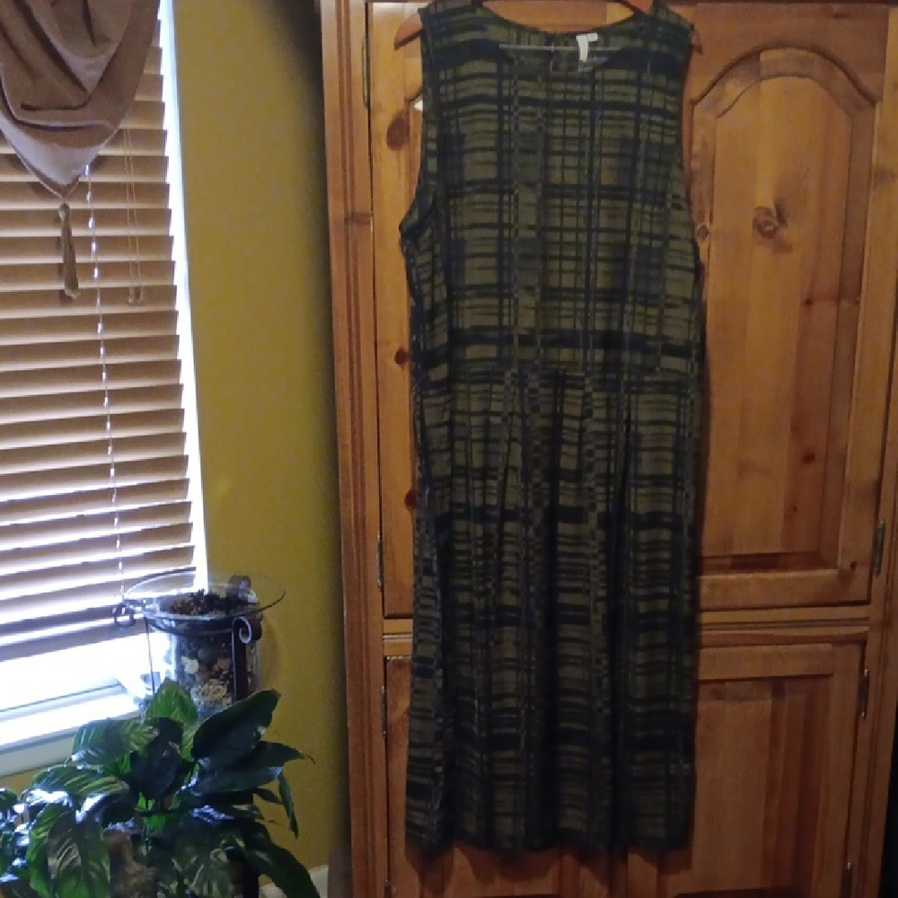 Treasure & Bond Black and Green Midi Dress